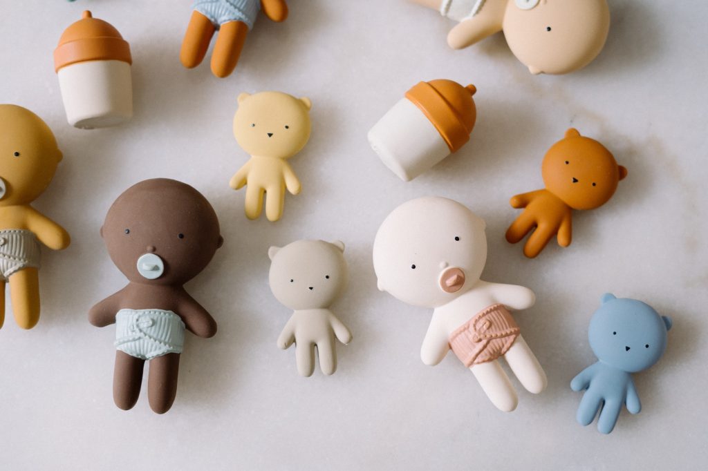 Gommu Pocket, couleur Choco, Mini poupon 10 cm avec ourson et accessoires