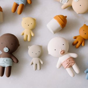 Gommu Pocket, couleur Choco, Mini poupon 10 cm avec ourson et accessoires – Image 6