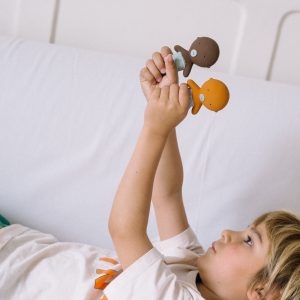 Gommu Pocket, couleur Amande, Mini poupon 10 cm avec ourson et accessoires – Image 8