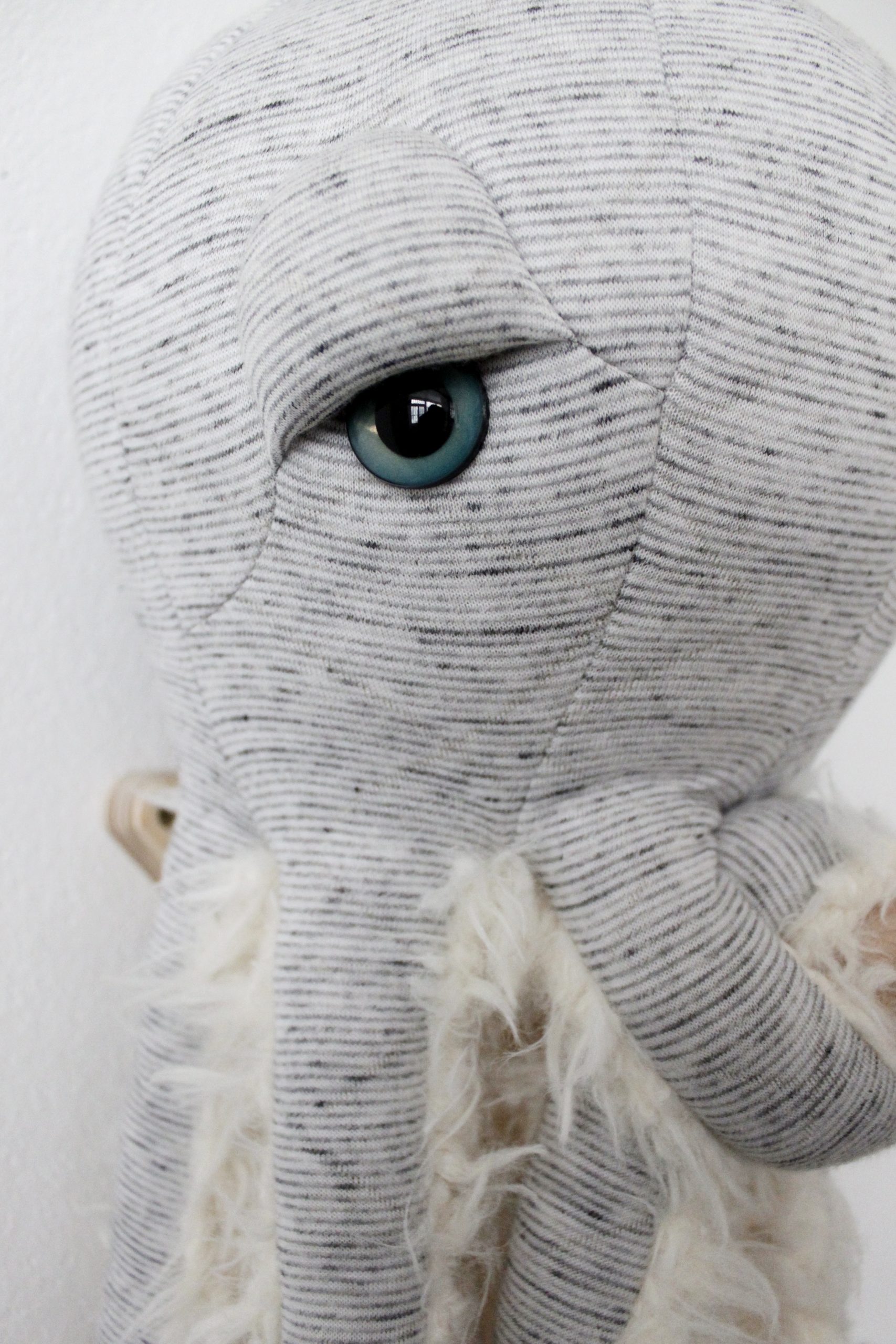 La petite pieuvre Gran Pa - Peluche en tissus cousue main – Image 4