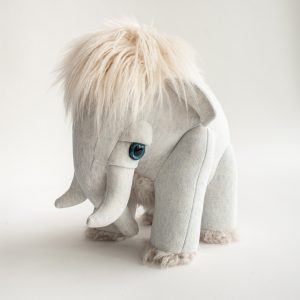 Mammouth bleu glace - Petite peluche en tissus cousue main – Image 1