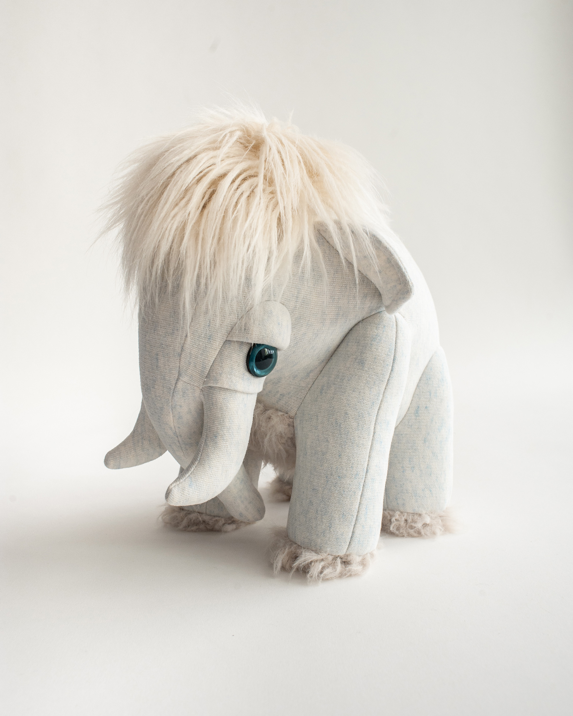 Mammouth bleu glace - Petite peluche en tissus cousue main – Image 1