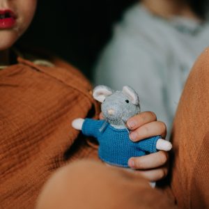 Peluche Souris Sam (12cm) - Le Manoir des souris – Image 3