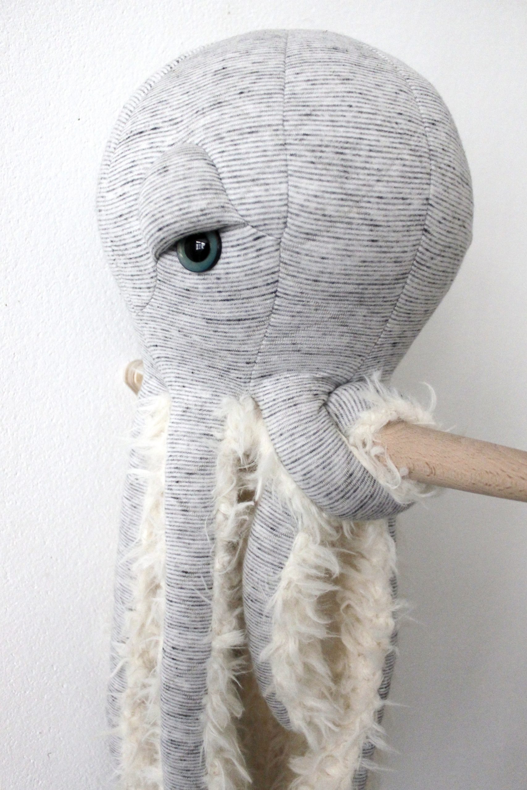 La petite pieuvre Gran Pa - Peluche en tissus cousue main – Image 3