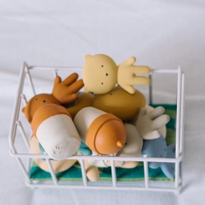 Gommu Pocket, couleur Amande, Mini poupon 10 cm avec ourson et accessoires – Image 6