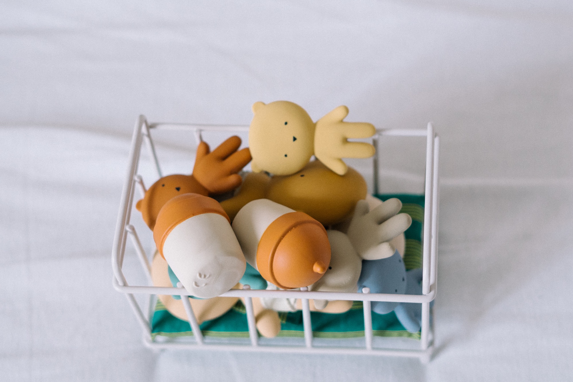 Gommu Pocket, couleur Amande, Mini poupon 10 cm avec ourson et accessoires – Image 6