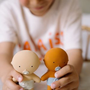 Gommu Pocket, couleur Amande, Mini poupon 10 cm avec ourson et accessoires – Image 2
