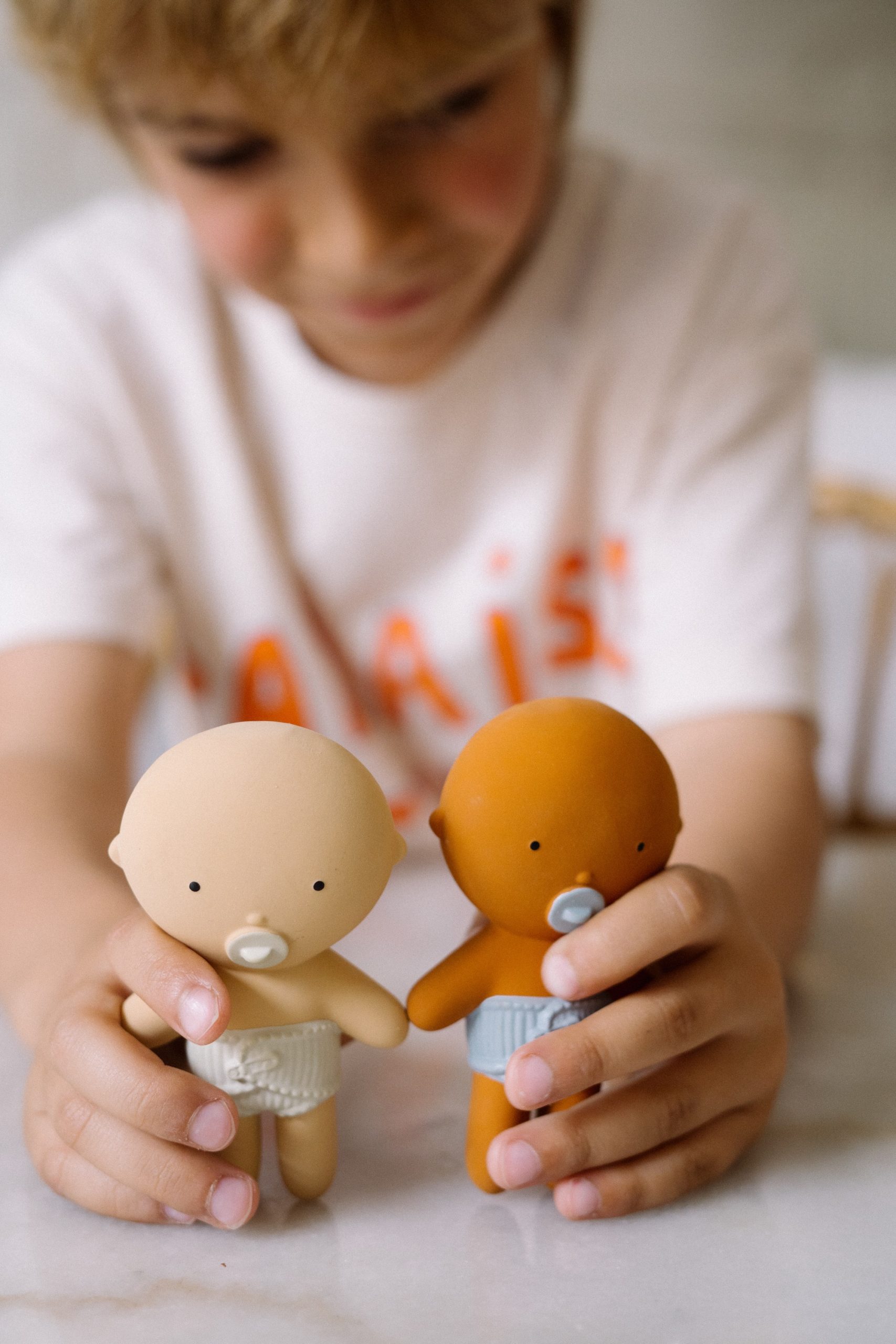 Gommu Pocket, couleur Amande, Mini poupon 10 cm avec ourson et accessoires – Image 2