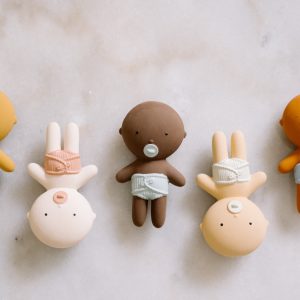Gommu Pocket, couleur Amande, Mini poupon 10 cm avec ourson et accessoires – Image 7