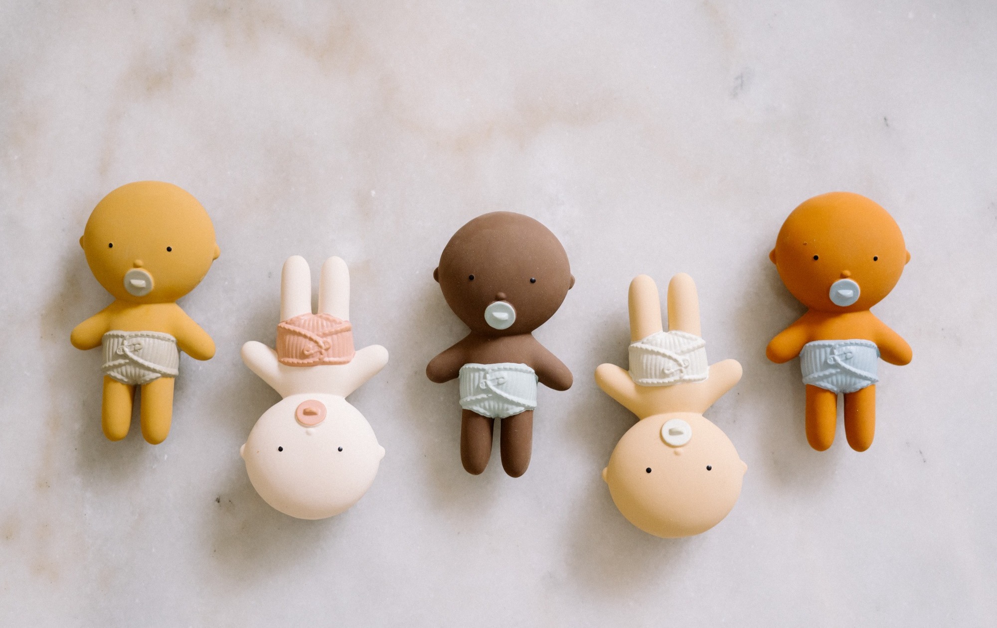 Gommu Pocket, couleur Amande, Mini poupon 10 cm avec ourson et accessoires – Image 7