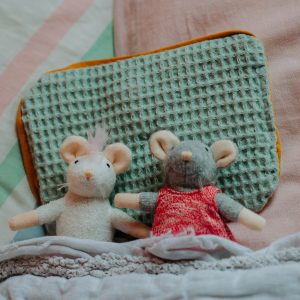 Peluche Souris Julia (12cm) - Le Manoir des souris – Image 3