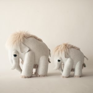 Mammouth bleu glace - Petite peluche en tissus cousue main – Image 4