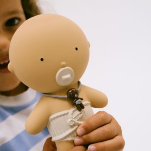 Gommu Mini-Baby en hévéa 100% naturel | Caramel – Image 3