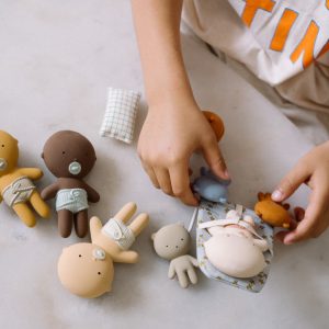 Gommu Pocket, couleur Amande, Mini poupon 10 cm avec ourson et accessoires – Image 9