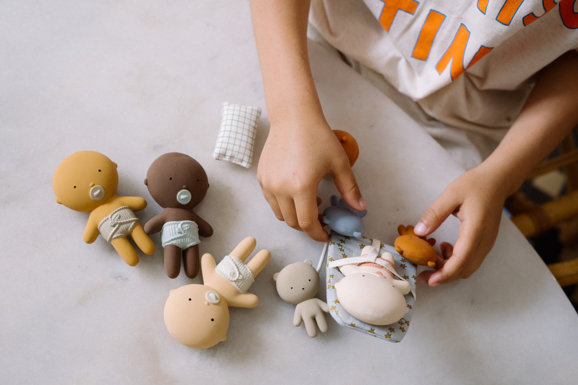 Gommu Pocket, couleur Amande, Mini poupon 10 cm avec ourson et accessoires – Image 9
