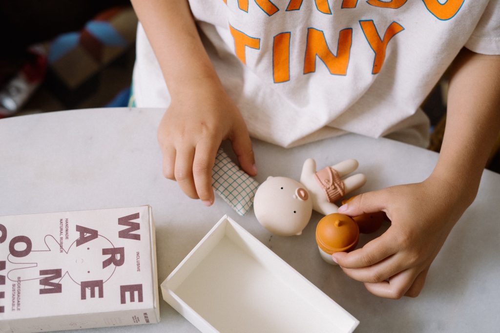 Gommu Pocket, couleur Choco, Mini poupon 10 cm avec ourson et accessoires