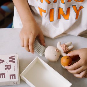 Gommu Pocket, couleur Choco, Mini poupon 10 cm avec ourson et accessoires – Image 4