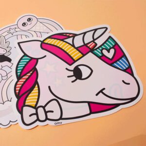 Illustration d’une licorne rose à crinière multicolore et nœud, sur fond orange