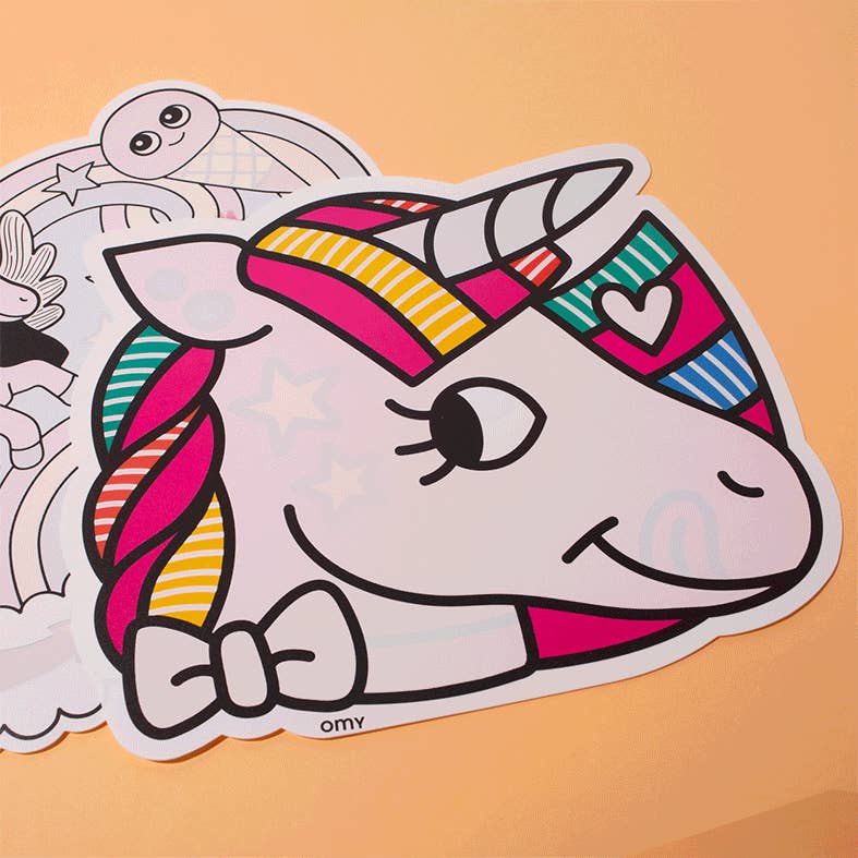 Illustration d’une licorne rose à crinière multicolore et nœud, sur fond orange