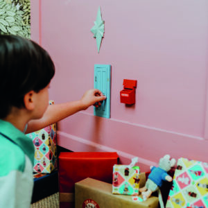 Porte de souris et boite aux lettres, à monter et à colorier – Image 2