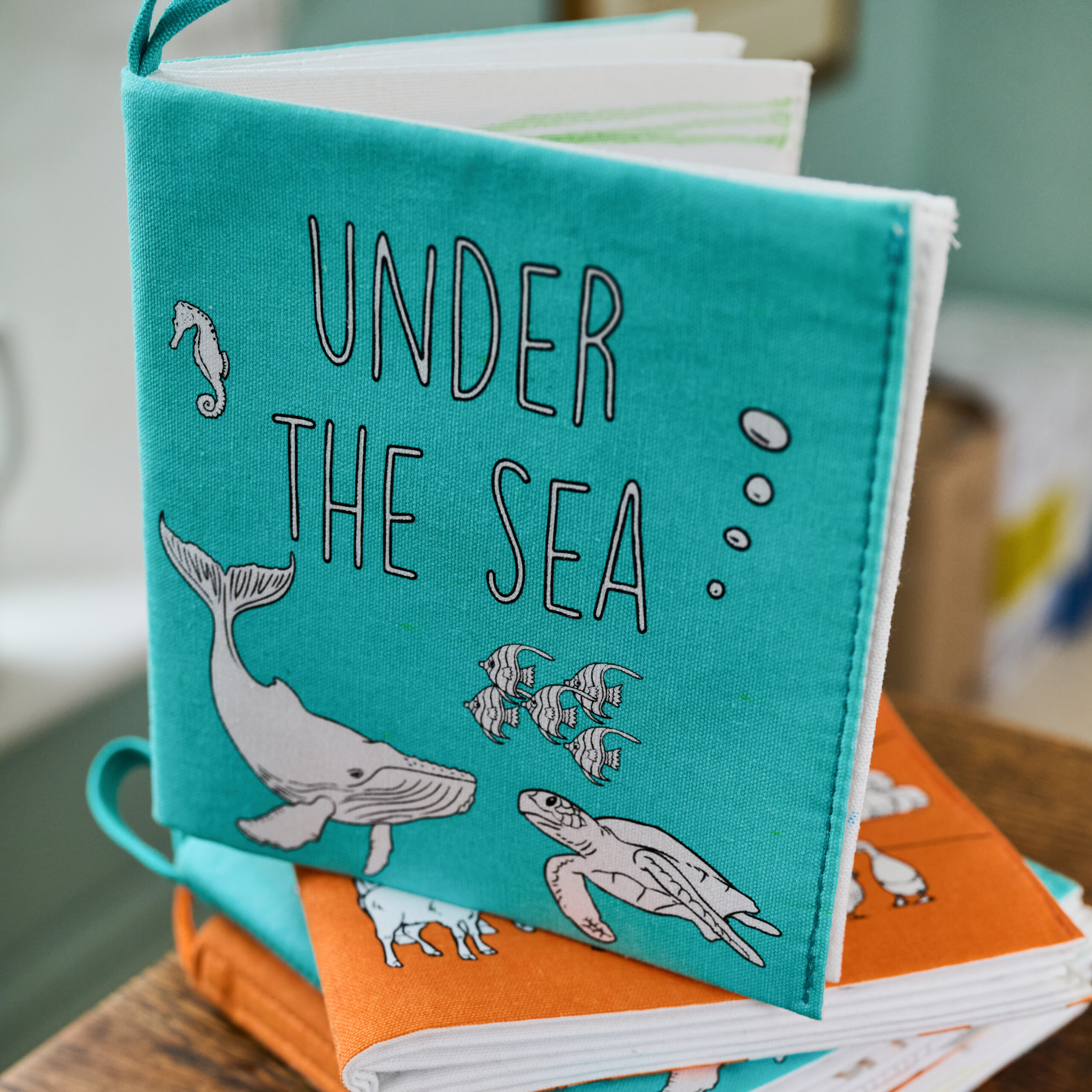 Livre de coloriage en tissu Sous l'océan – Lavable et réutilisable dès 1 an – Image 1
