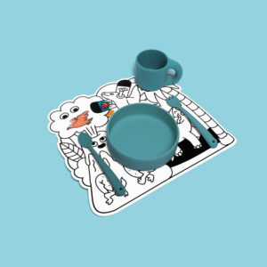 Assiette, tasse, cuillère et fourchette turquoise sur un set de table illustré pour enfant