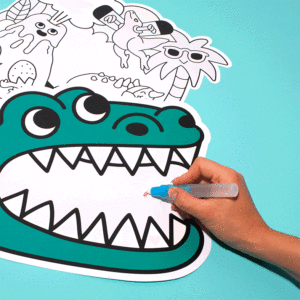 Main coloriant au feutre bleu un grand crocodile cartoon entouré de créatures amusantes