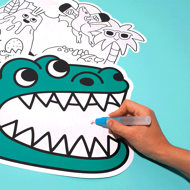 Main coloriant au feutre bleu un grand crocodile cartoon entouré de créatures amusantes