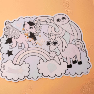 Illustration pastel montrant une licorne ailée, un animal à corne et un arc-en-ciel parmi des nuages.