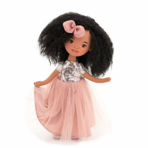 Poupée en tissu à la peau foncée, cheveux noirs bouclés, nœud rose et robe en tulle rose