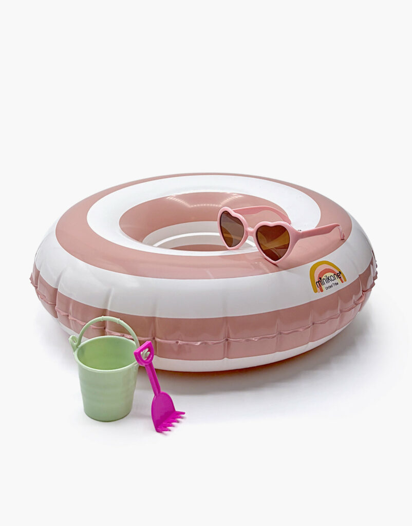 Piscine gonflable rose pour enfant avec lunettes, seau et râteau de plage