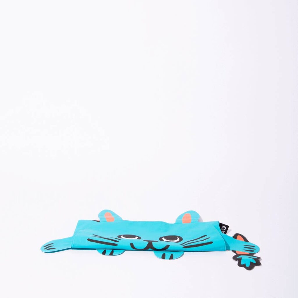 Accessoire turquoise en forme de chat avec oreilles, moustaches, pattes et queue