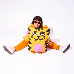Enfant assis portant un costume de tigre orange et jaune avec des lunettes de soleil orange