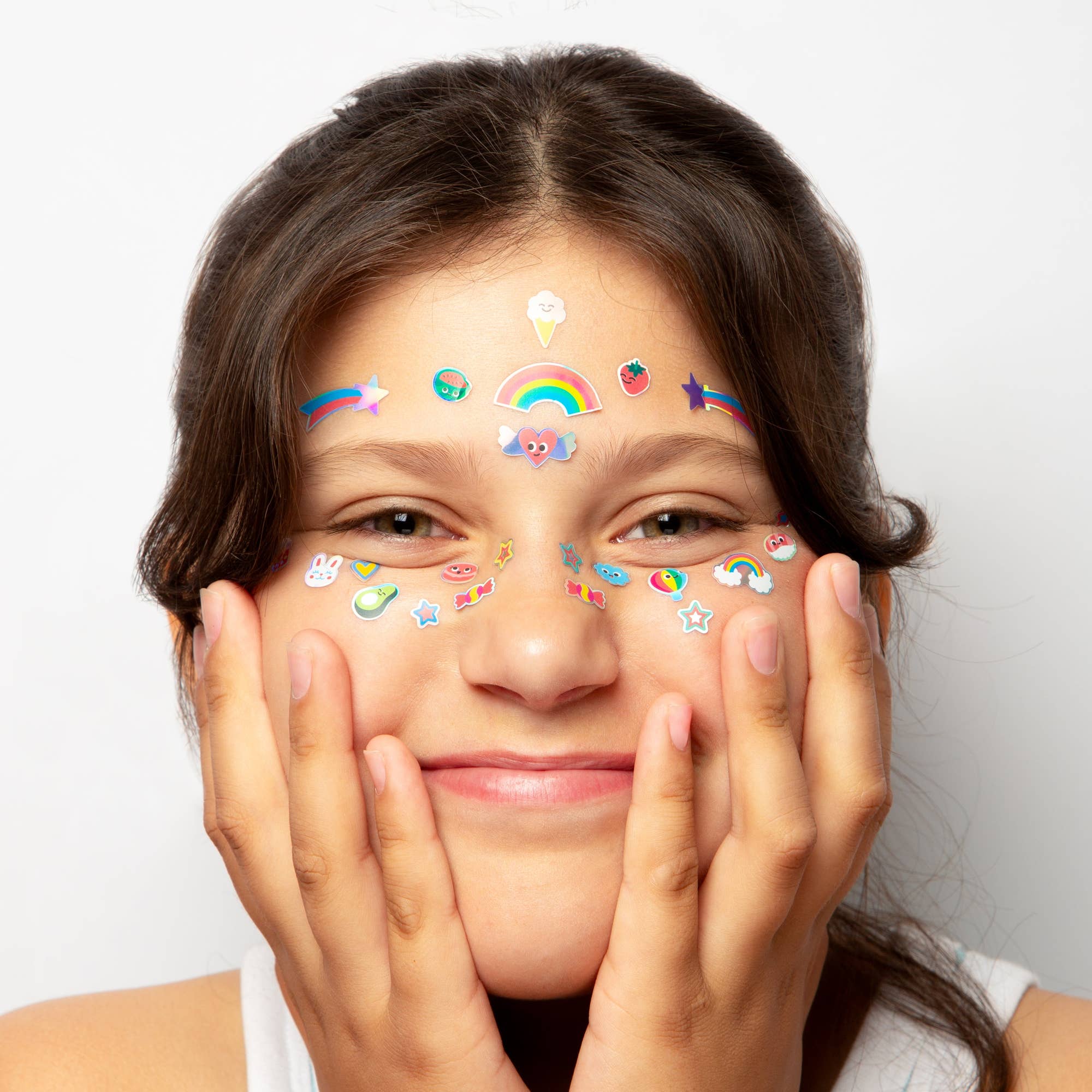 Portrait d’une femme souriante avec des autocollants colorés sur le visage